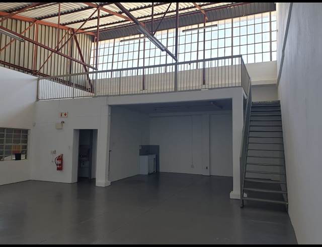152M² WAREHOUSE TO LET IN STEELEDALE