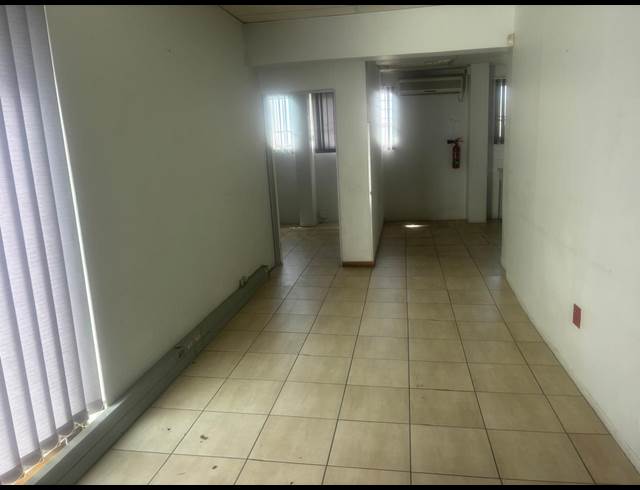 18M² SERVICED OFFICE TO LET IN SAVOY ESTATE
