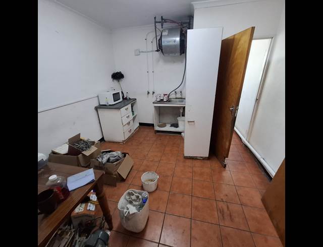 300M² WAREHOUSE RENTED IN BRACKENFELL CENTRAL