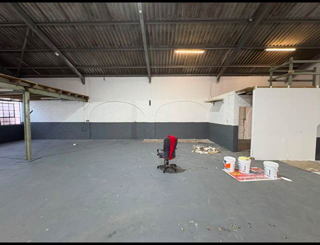 410M² WAREHOUSE TO LET IN STRAND INDUSTRIA