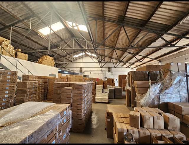1,400M² WAREHOUSE TO LET IN PAARDEN EILAND