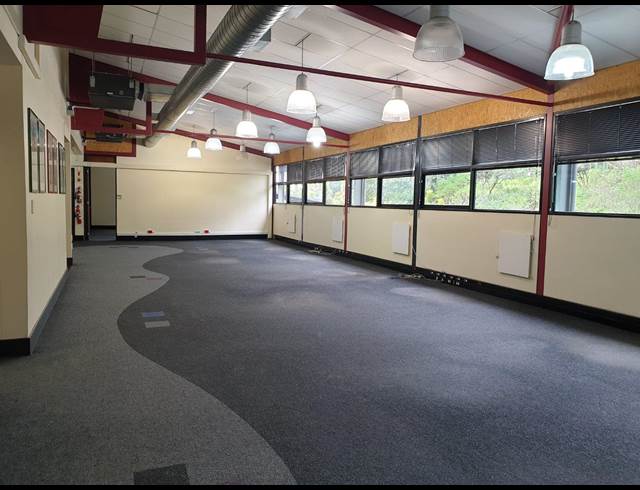 539M² BUILDING TO LET IN TOWN BUSH VALLEY
