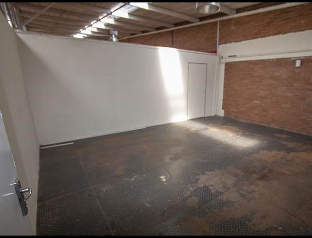 1,161M² WAREHOUSE TO LET IN FONTAINEBLEAU