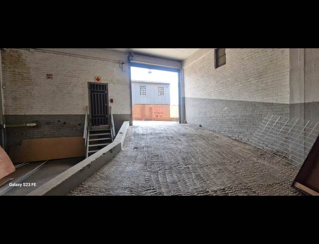1,800M² WAREHOUSE TO LET IN TROYEVILLE