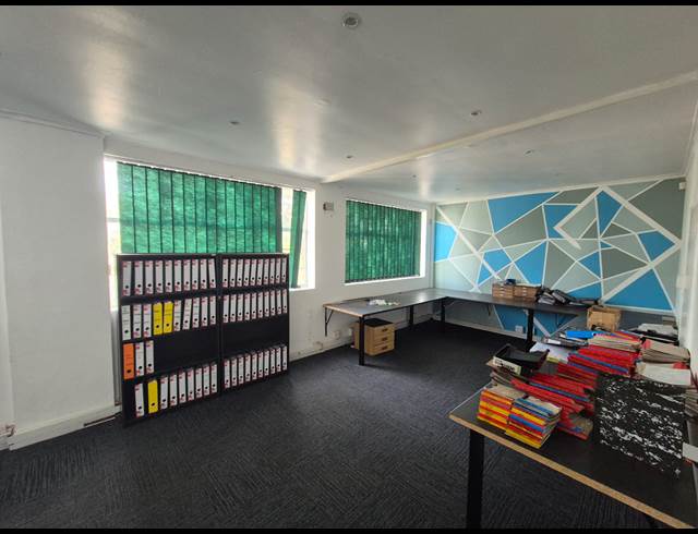 243M² OFFICE TO LET IN PAROW INDUSTRIAL