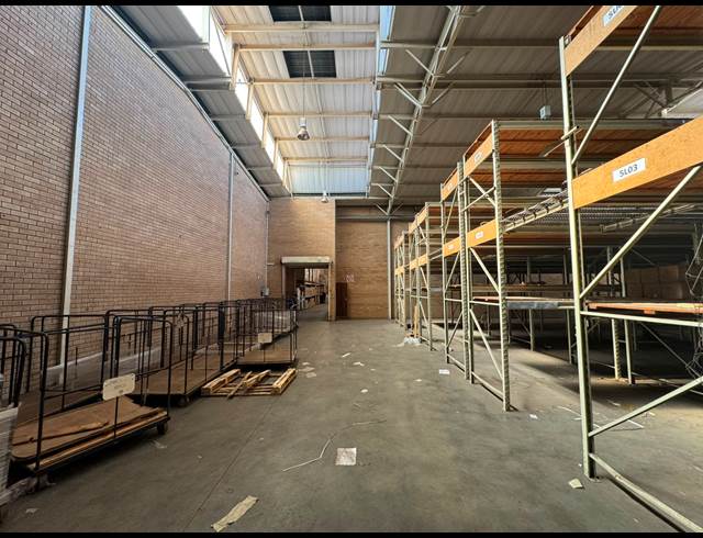 950M² WAREHOUSE TO LET IN CROWN