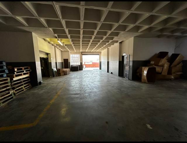 230M² WAREHOUSE TO LET IN WYNBERG