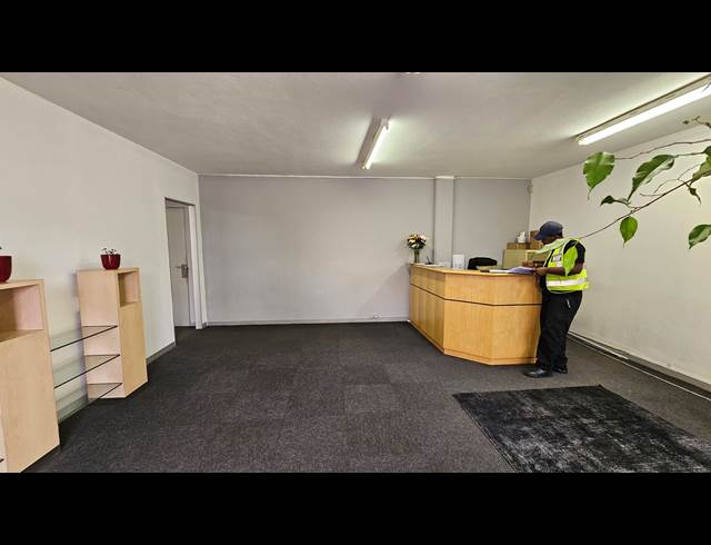 1,146M² WAREHOUSE TO LET IN JET PARK