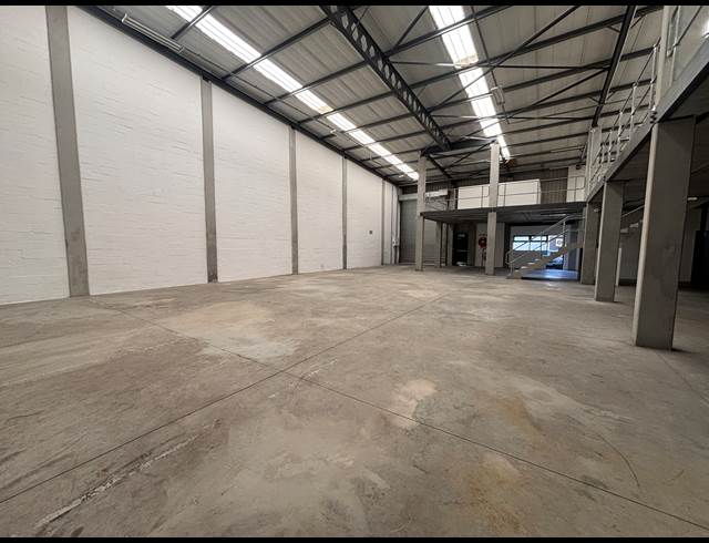 606M² WAREHOUSE TO LET IN STIKLAND