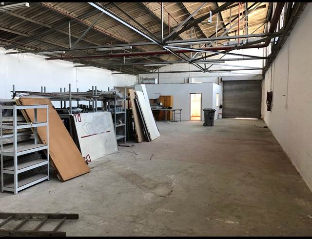 293M² WORKSHOP TO LET IN EPPING INDUSTRIAL