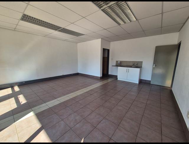 284M² WAREHOUSE TO LET IN DRIEHOEK