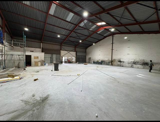 400M² WAREHOUSE TO LET IN STRAND CENTRAL
