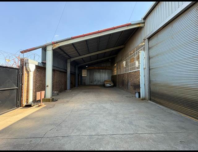 950M² WAREHOUSE TO LET IN KNIGHTS