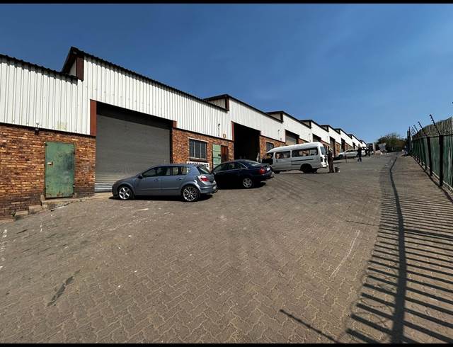 165M² WAREHOUSE TO LET IN LOMBARDY WEST