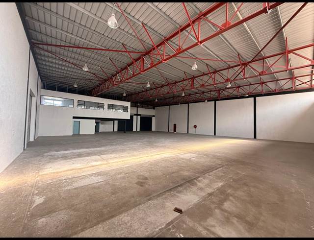 900M² WAREHOUSE TO LET IN APEX