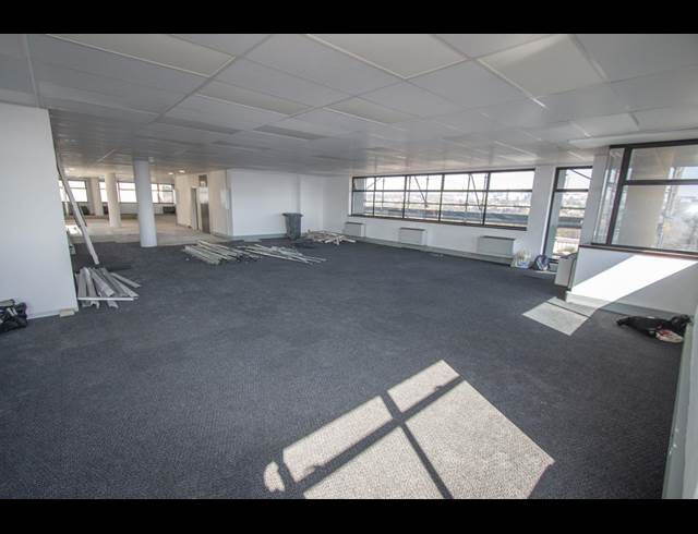 652M² SHOWROOM TO LET IN KRAMERVILLE