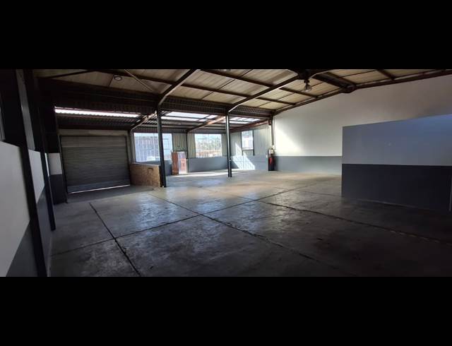 320M² WAREHOUSE TO LET IN APEX