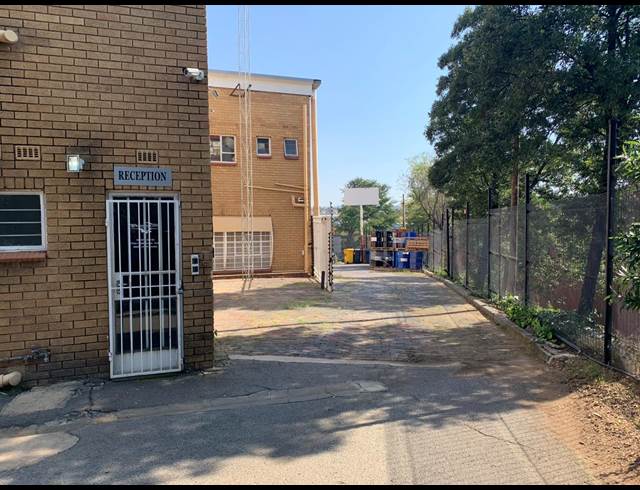 380M² WAREHOUSE TO LET IN STRIJDOMPARK