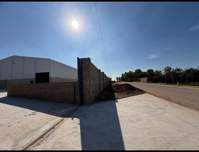 1,050M² WAREHOUSE TO LET IN CLAYVILLE