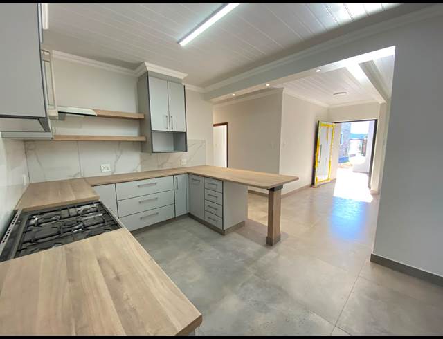 4 BEDROOM HOUSE TO LET IN GEORGE SOUTH