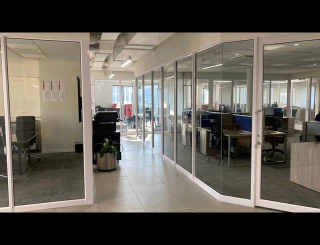 1,310M² OFFICE TO LET IN BIRNAM