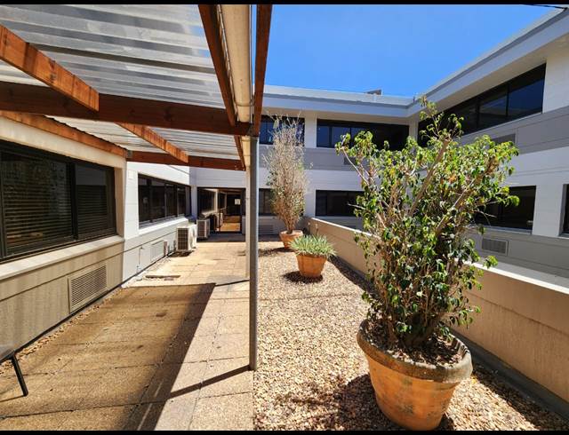 1,036M² OFFICE TO LET IN PINELANDS