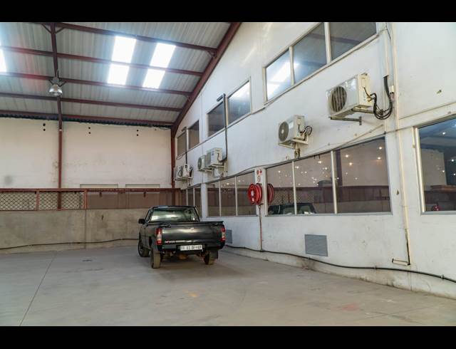 600M² WAREHOUSE TO LET IN CITY WEST