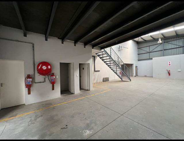 450M² WAREHOUSE TO LET IN NORTH RIDING