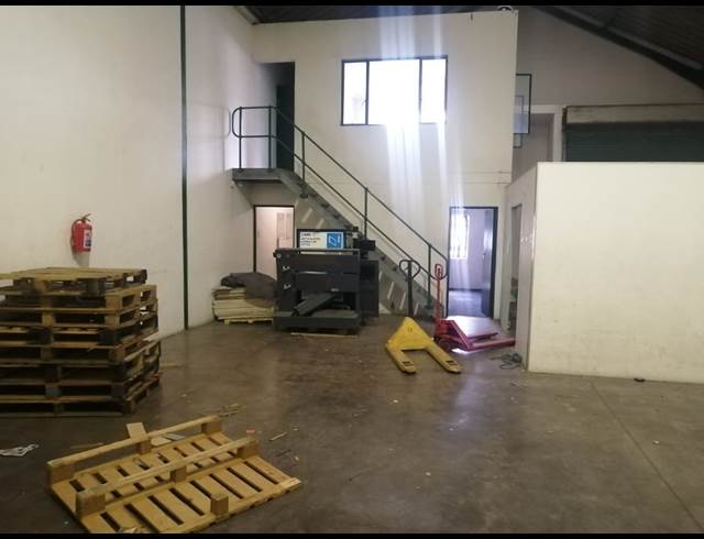 226M² WAREHOUSE TO LET IN RED HILL