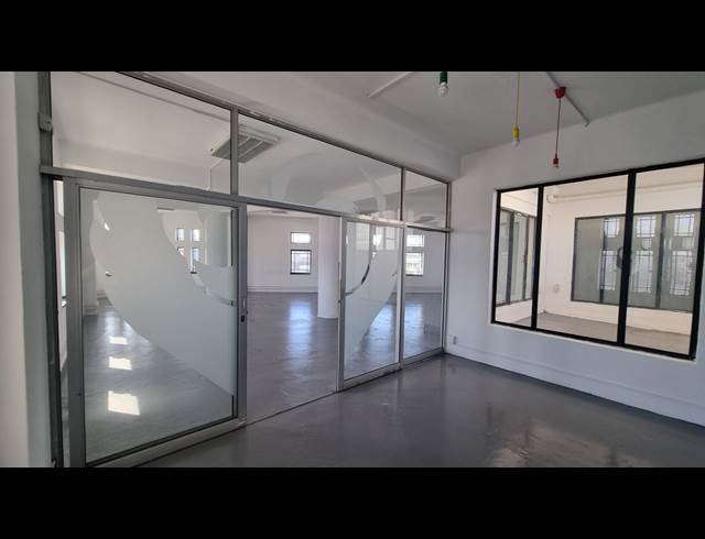 158M² OFFICE TO LET IN WOODSTOCK