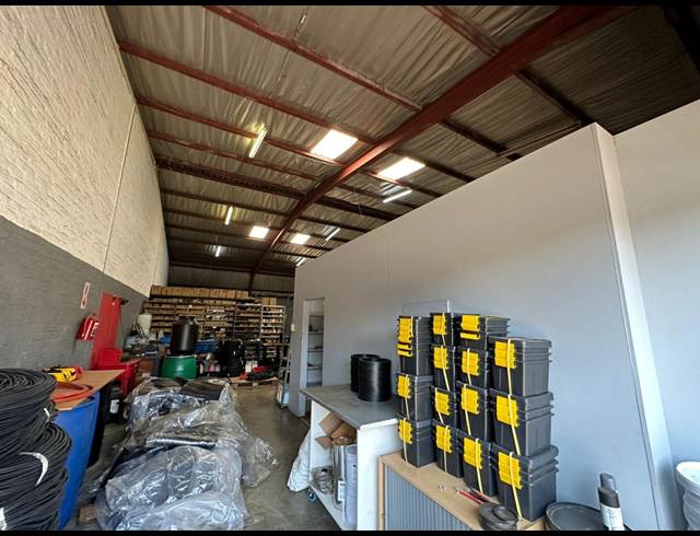 193M² WAREHOUSE TO LET IN CROWN