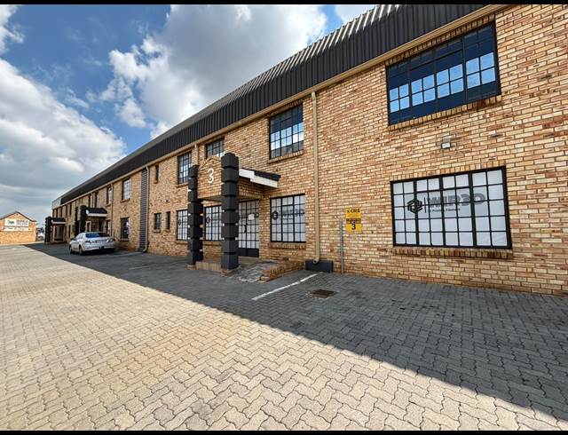 734M² WAREHOUSE TO LET IN JET PARK