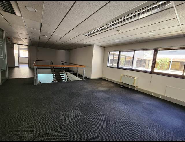 1,960M² OFFICE TO LET IN MOWBRAY
