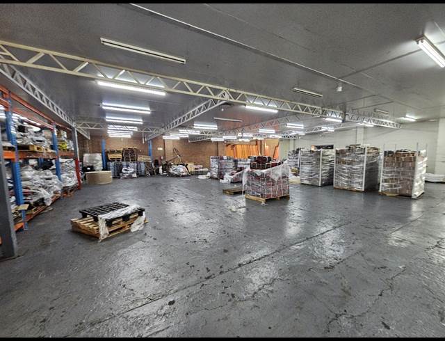 2,340M² WAREHOUSE TO LET IN TRIANGLE FARM