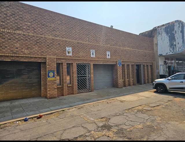 140M² WAREHOUSE TO LET IN SELECTION PARK