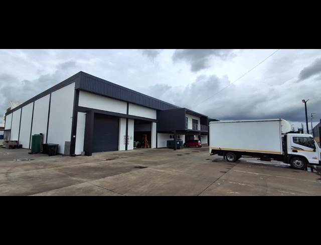 900M² WAREHOUSE TO LET IN APEX