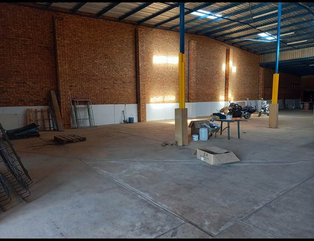650M² WAREHOUSE TO LET IN POMONA
