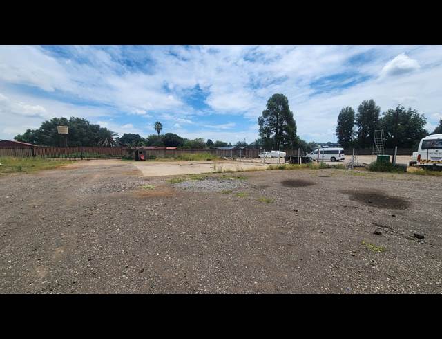 4,700M² INDUSTRIAL YARD TO LET IN RASLOUW