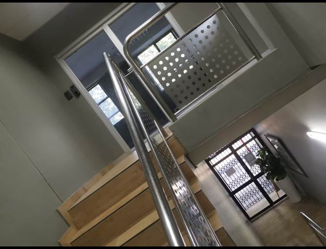 163M² OFFICE TO LET IN ESSENWOOD