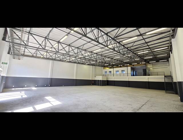 679M² WAREHOUSE TO LET IN LASER PARK