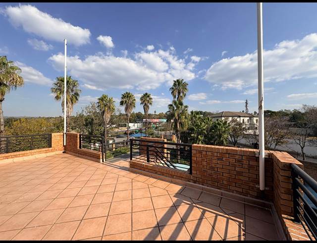 111M² OFFICE TO LET IN FOURWAYS
