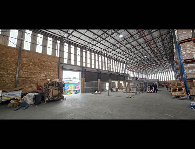 7,649M² WAREHOUSE TO LET IN NORTH RIDING