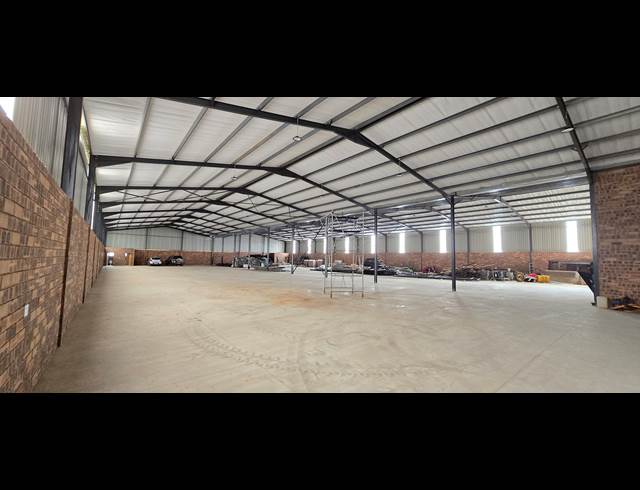 2,040M² WAREHOUSE TO LET IN CROWN