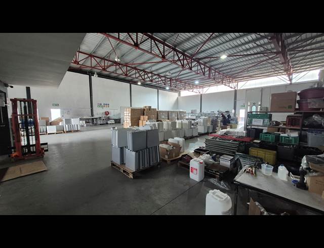 900M² FACTORY TO LET IN APEX