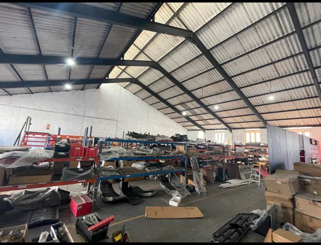 680M² WAREHOUSE TO LET IN TRIANGLE FARM