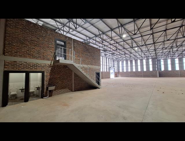 1,300M² WAREHOUSE TO LET IN LANSERIA