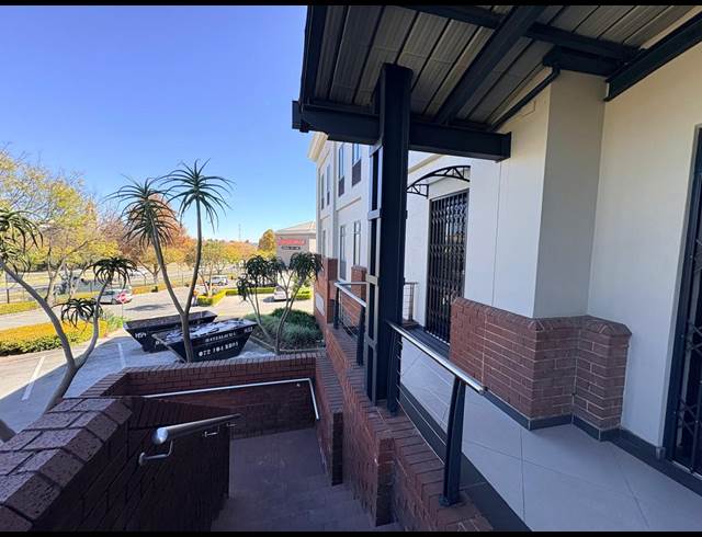 1,500M² OFFICE TO LET IN PINESLOPES
