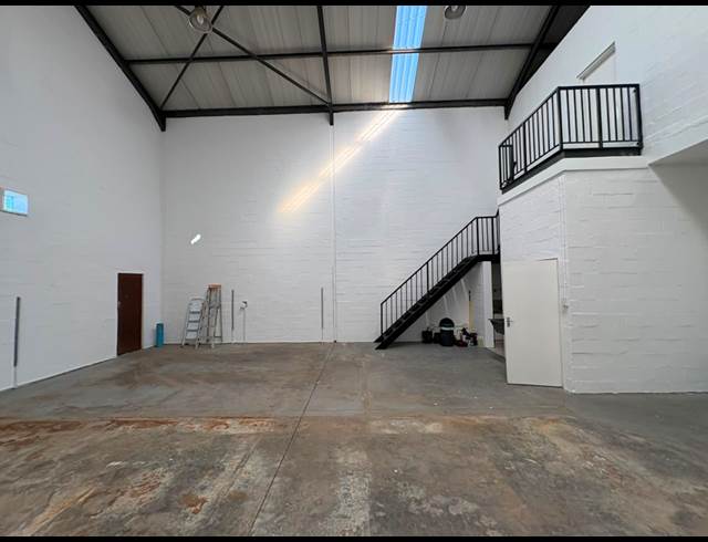 200M² WAREHOUSE TO LET IN STRAND INDUSTRIA