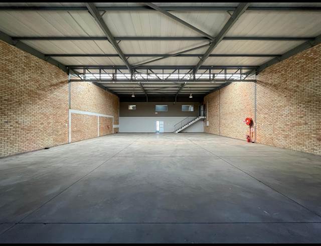 555M² WAREHOUSE TO LET IN GLEN AUSTIN AH