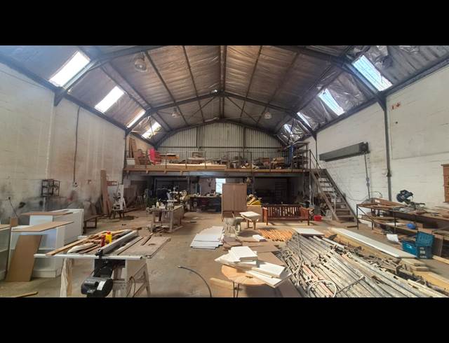 320M² WAREHOUSE TO LET IN RACING PARK